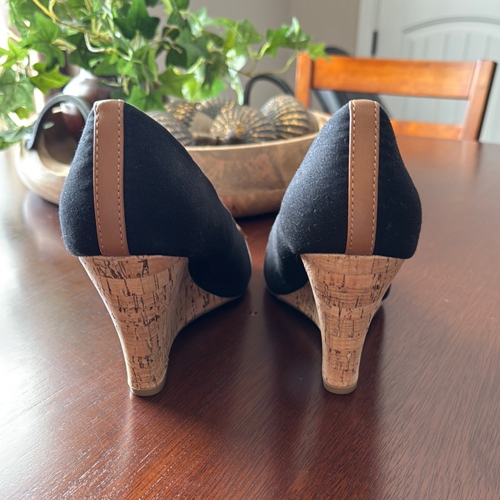 Tommy Hilfiger Black and Tan Heels with Peep Toe - Picture 3 of 6
